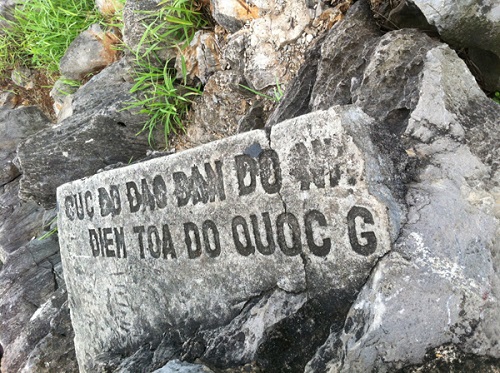 stèle de la montagne de Bai Tho